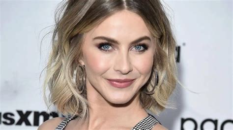 Julianne Hough leaves practically nothing to the。